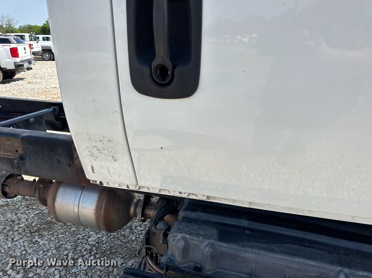 image for item DV4120 2013 International DuraStar 4300 truck cab and chassis