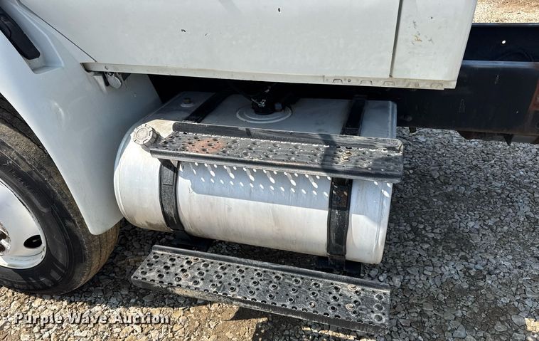 image for item DV4120 2013 International DuraStar 4300 truck cab and chassis