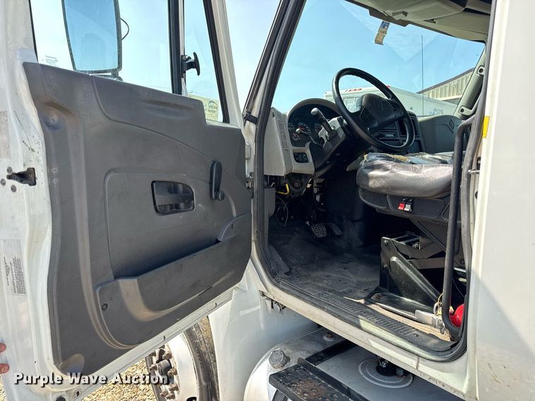 image for item DV4120 2013 International DuraStar 4300 truck cab and chassis