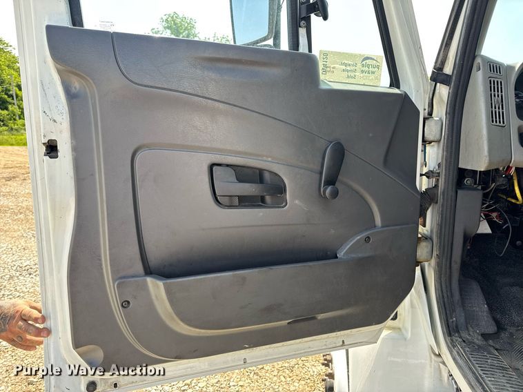 image for item DV4120 2013 International DuraStar 4300 truck cab and chassis