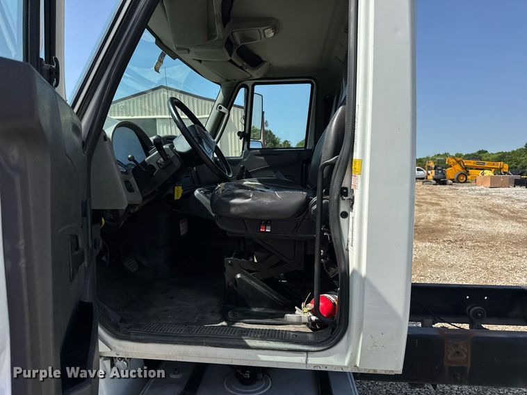 image for item DV4120 2013 International DuraStar 4300 truck cab and chassis
