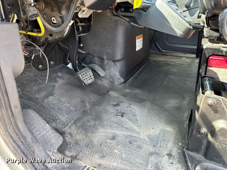 image for item DV4120 2013 International DuraStar 4300 truck cab and chassis