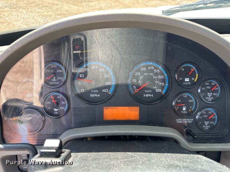 image for item DV4120 2013 International DuraStar 4300 truck cab and chassis