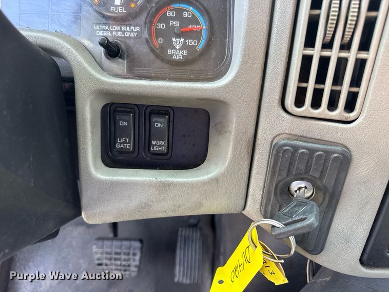 image for item DV4120 2013 International DuraStar 4300 truck cab and chassis