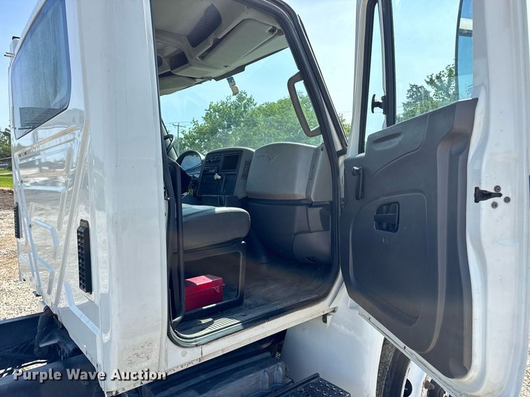 image for item DV4120 2013 International DuraStar 4300 truck cab and chassis