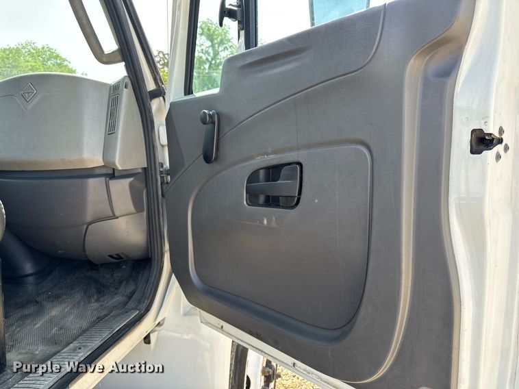 image for item DV4120 2013 International DuraStar 4300 truck cab and chassis
