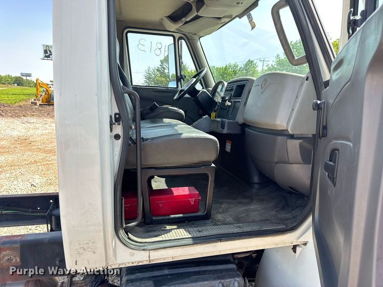 image for item DV4120 2013 International DuraStar 4300 truck cab and chassis