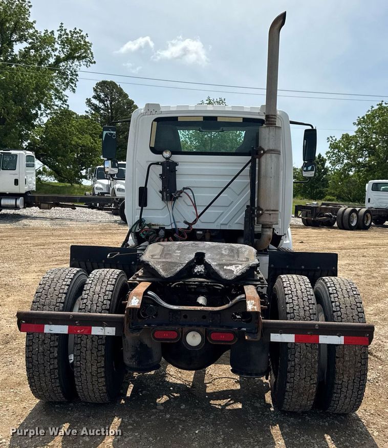 image for item DV4121 2004 International 8600 semi truck