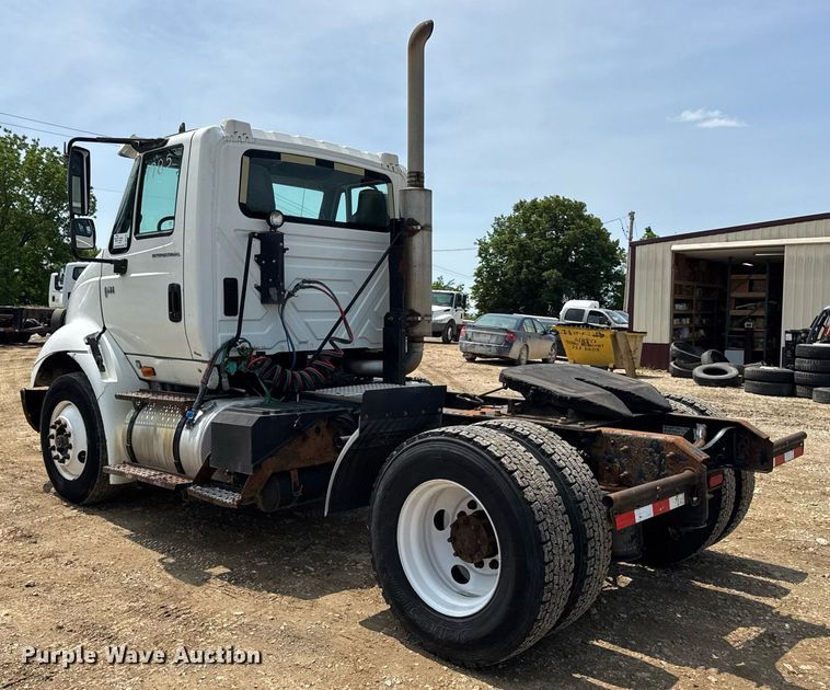 image for item DV4121 2004 International 8600 semi truck