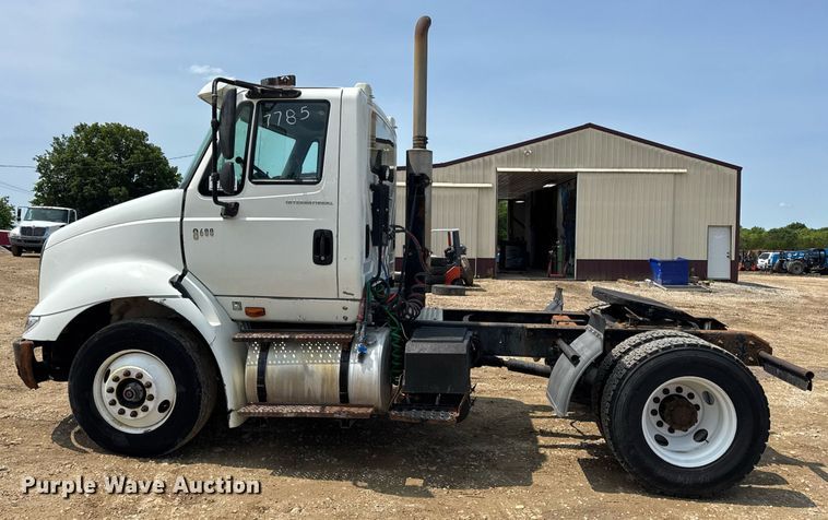 image for item DV4121 2004 International 8600 semi truck