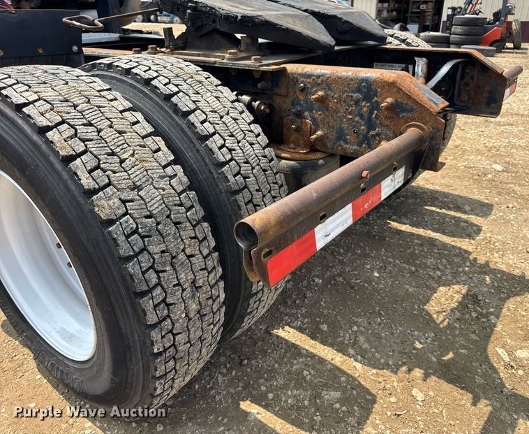 image for item DV4121 2004 International 8600 semi truck