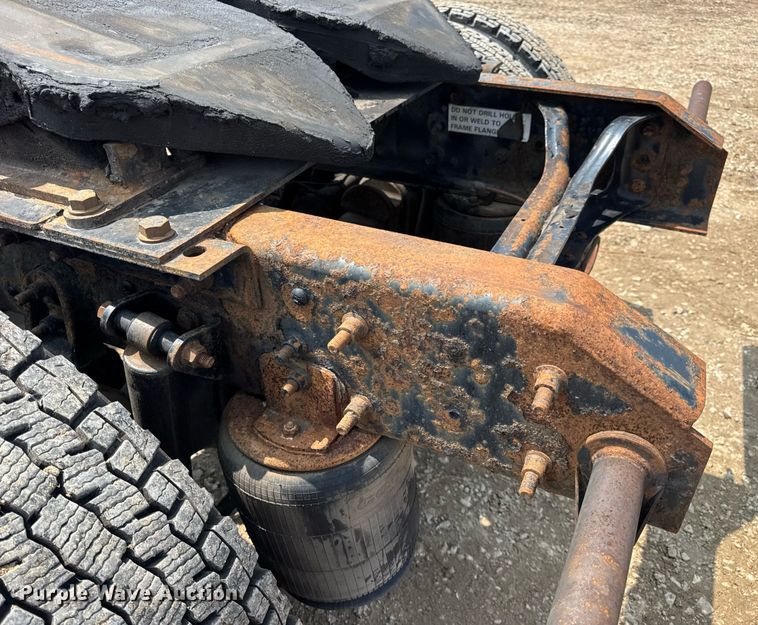 image for item DV4121 2004 International 8600 semi truck