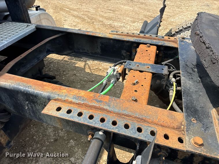 image for item DV4121 2004 International 8600 semi truck