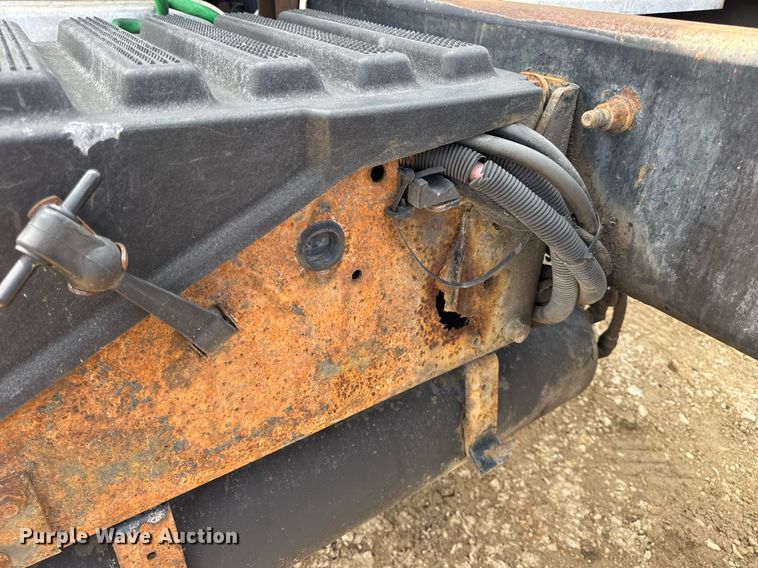 image for item DV4121 2004 International 8600 semi truck