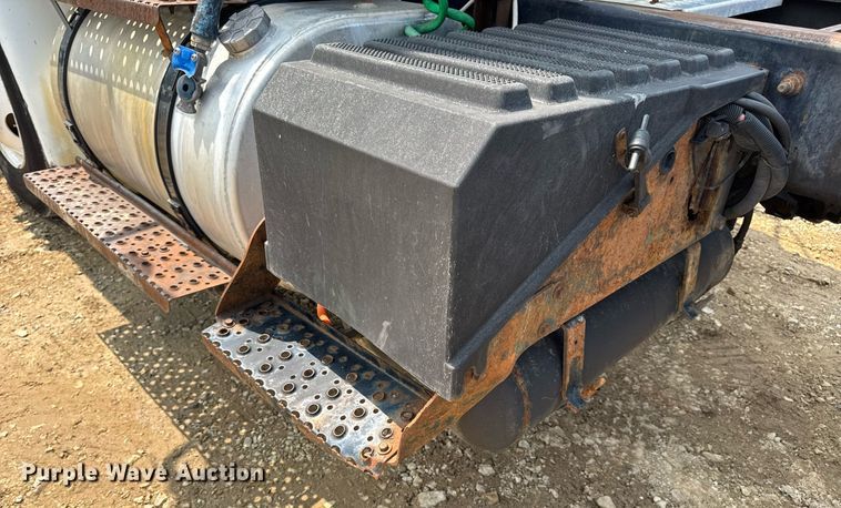 image for item DV4121 2004 International 8600 semi truck