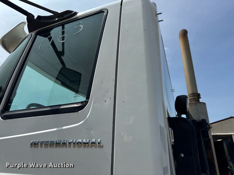 image for item DV4121 2004 International 8600 semi truck
