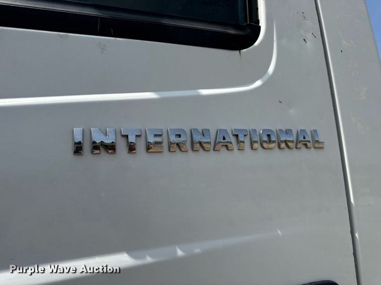 image for item DV4121 2004 International 8600 semi truck