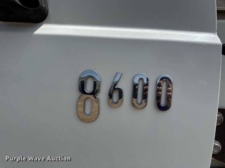 image for item DV4121 2004 International 8600 semi truck