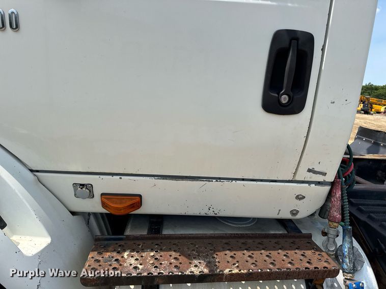 image for item DV4121 2004 International 8600 semi truck