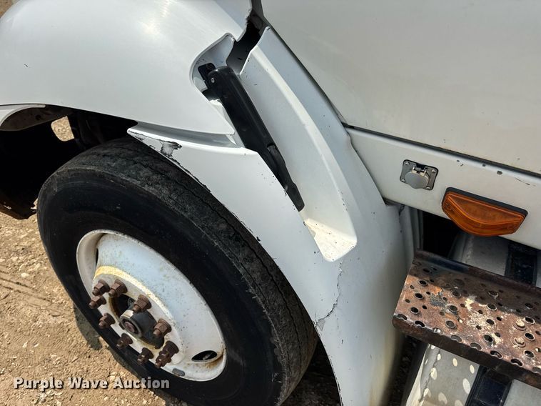 image for item DV4121 2004 International 8600 semi truck