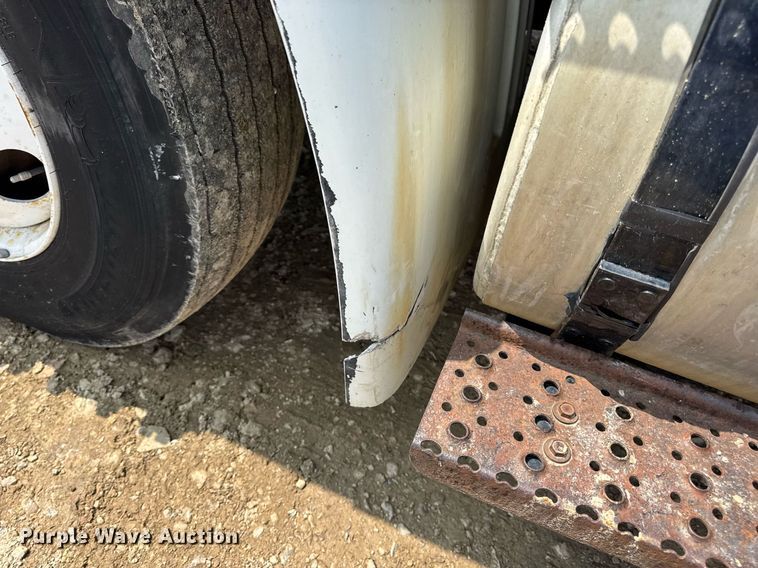 image for item DV4121 2004 International 8600 semi truck