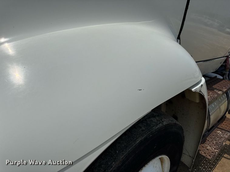 image for item DV4121 2004 International 8600 semi truck