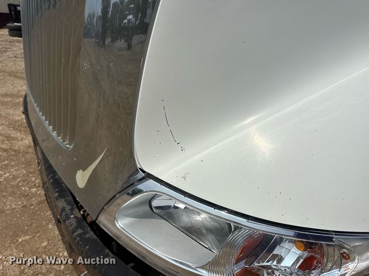 image for item DV4121 2004 International 8600 semi truck