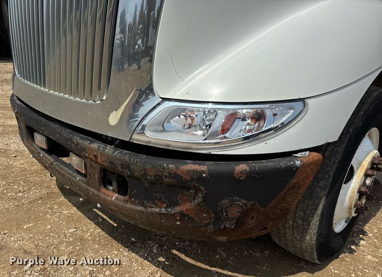 image for item DV4121 2004 International 8600 semi truck