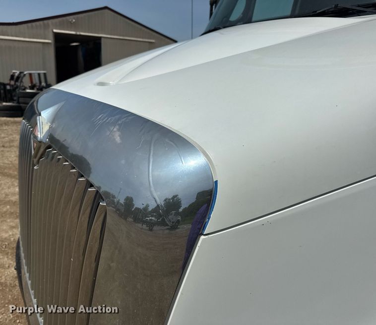 image for item DV4121 2004 International 8600 semi truck