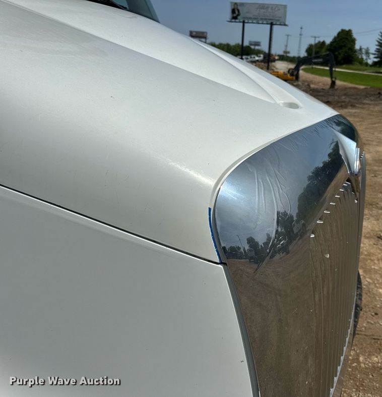 image for item DV4121 2004 International 8600 semi truck