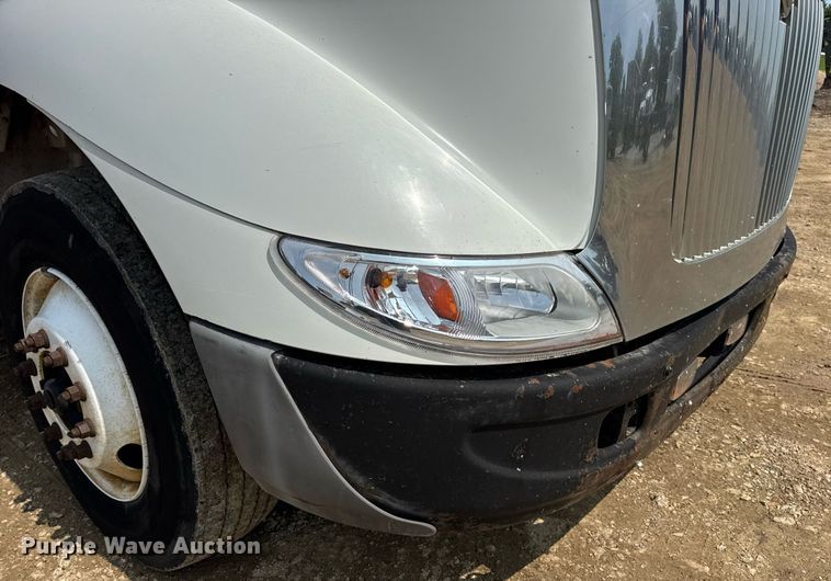 image for item DV4121 2004 International 8600 semi truck