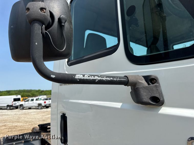 image for item DV4121 2004 International 8600 semi truck