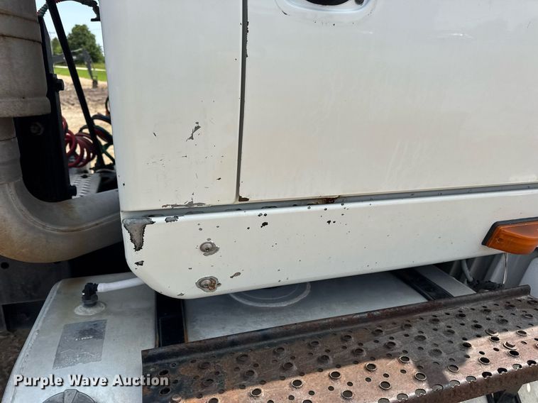 image for item DV4121 2004 International 8600 semi truck