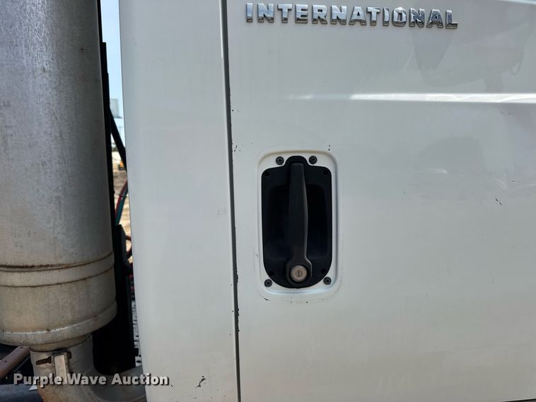 image for item DV4121 2004 International 8600 semi truck