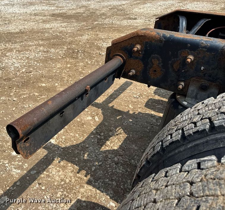 image for item DV4121 2004 International 8600 semi truck