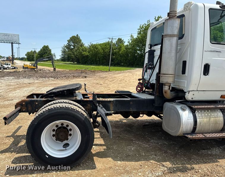 image for item DV4121 2004 International 8600 semi truck