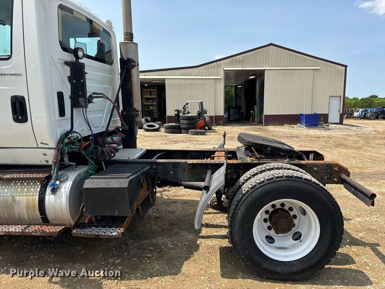 image for item DV4121 2004 International 8600 semi truck