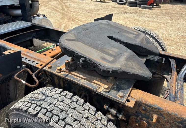 image for item DV4121 2004 International 8600 semi truck