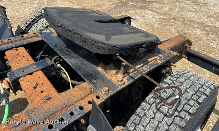 image for item DV4121 2004 International 8600 semi truck