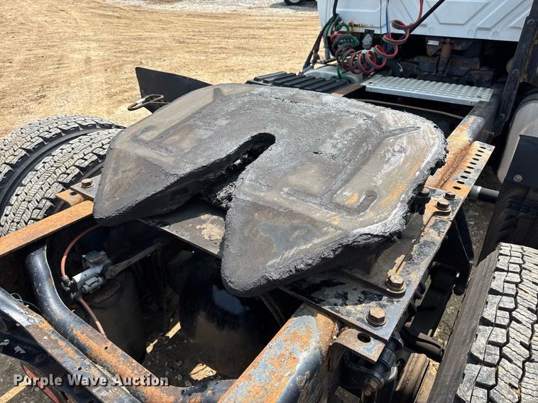 image for item DV4121 2004 International 8600 semi truck