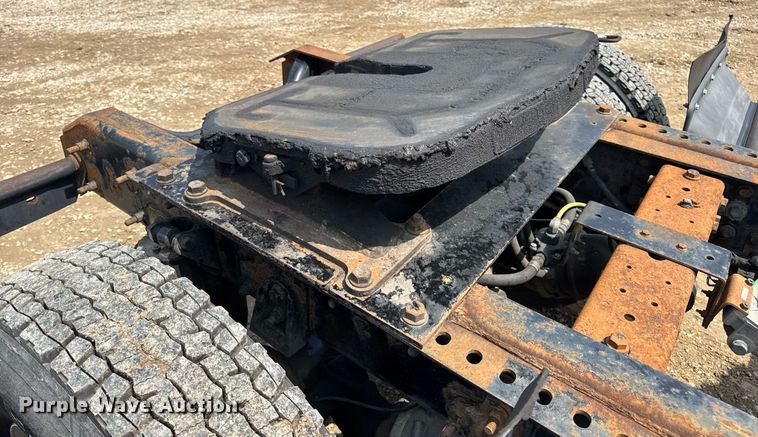 image for item DV4121 2004 International 8600 semi truck