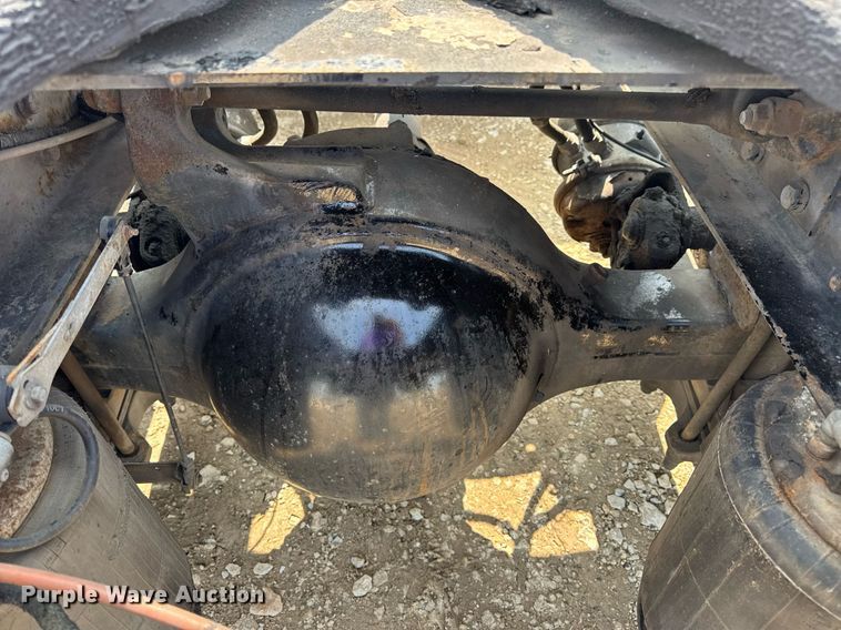 image for item DV4121 2004 International 8600 semi truck