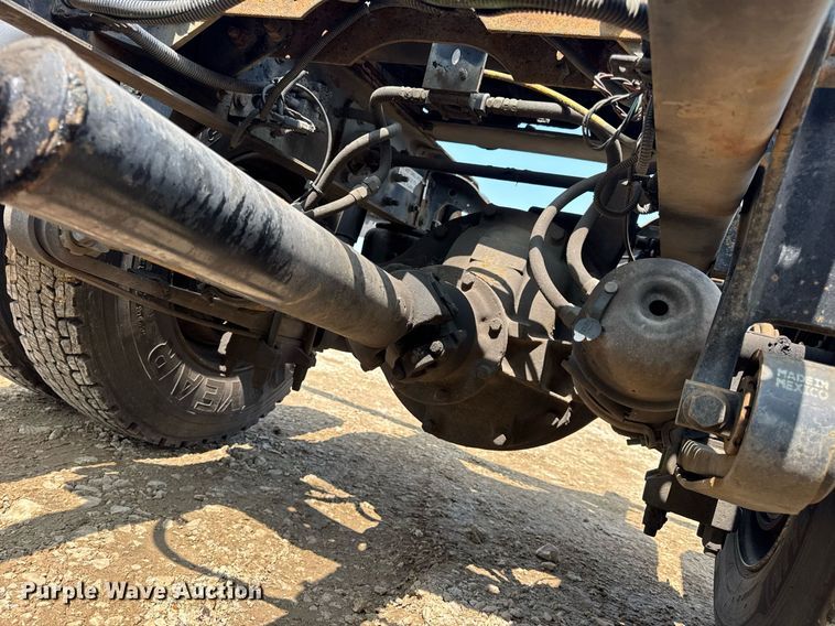 image for item DV4121 2004 International 8600 semi truck