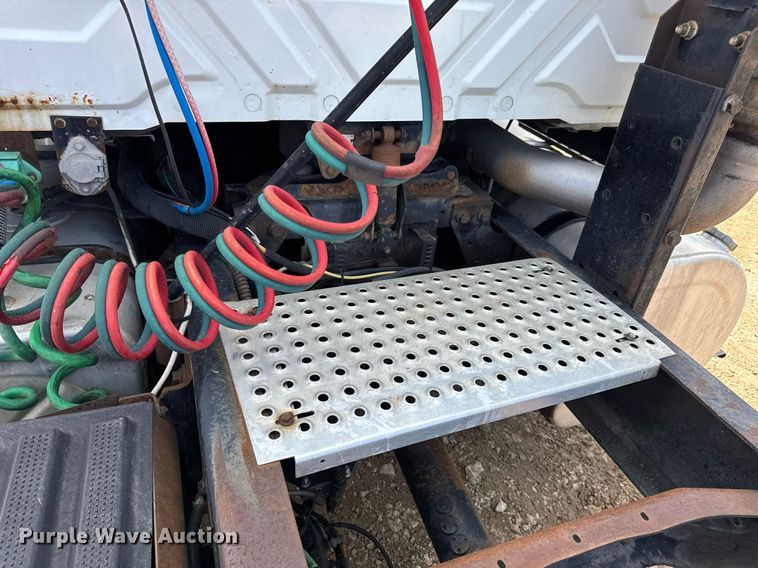 image for item DV4121 2004 International 8600 semi truck