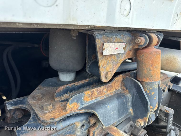 image for item DV4121 2004 International 8600 semi truck