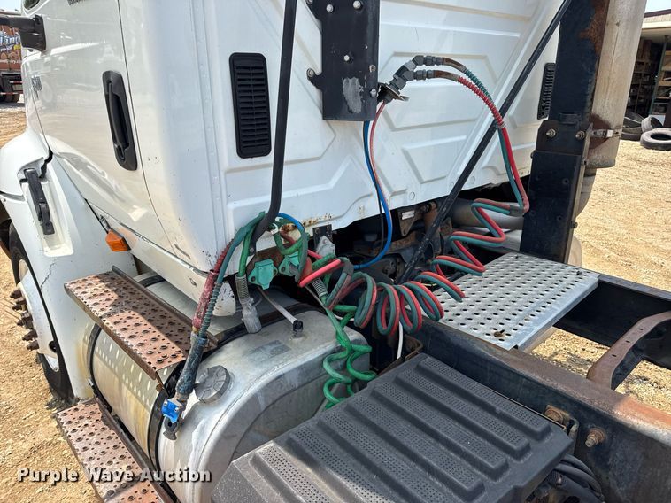 image for item DV4121 2004 International 8600 semi truck