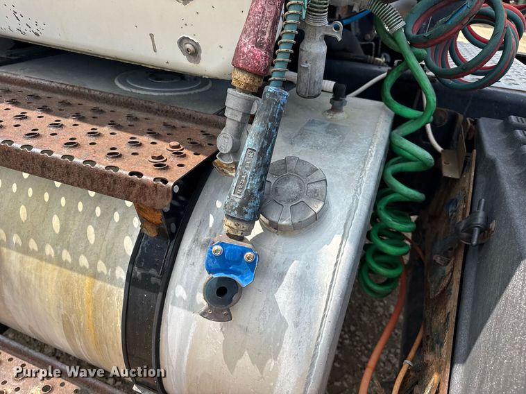 image for item DV4121 2004 International 8600 semi truck