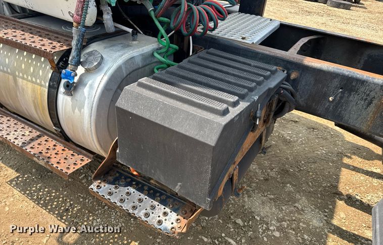 image for item DV4121 2004 International 8600 semi truck