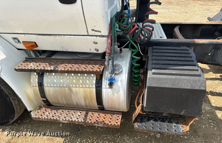 image for item DV4121 2004 International 8600 semi truck