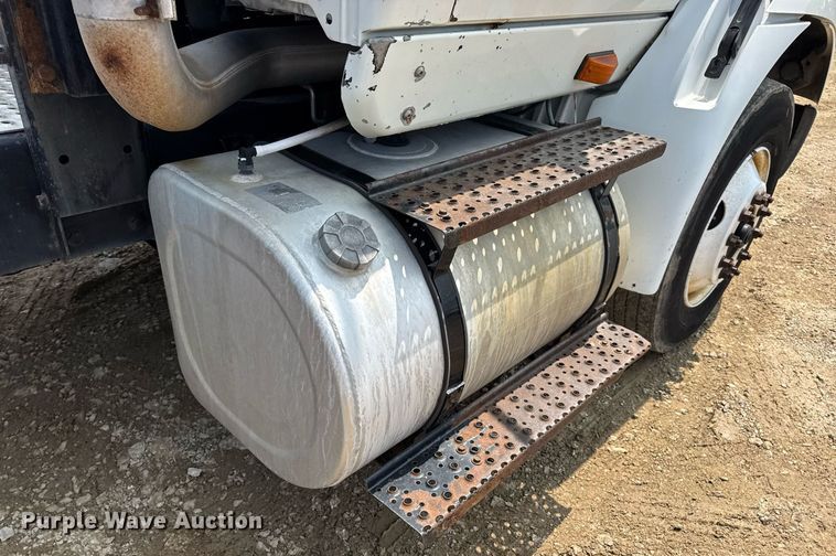 image for item DV4121 2004 International 8600 semi truck